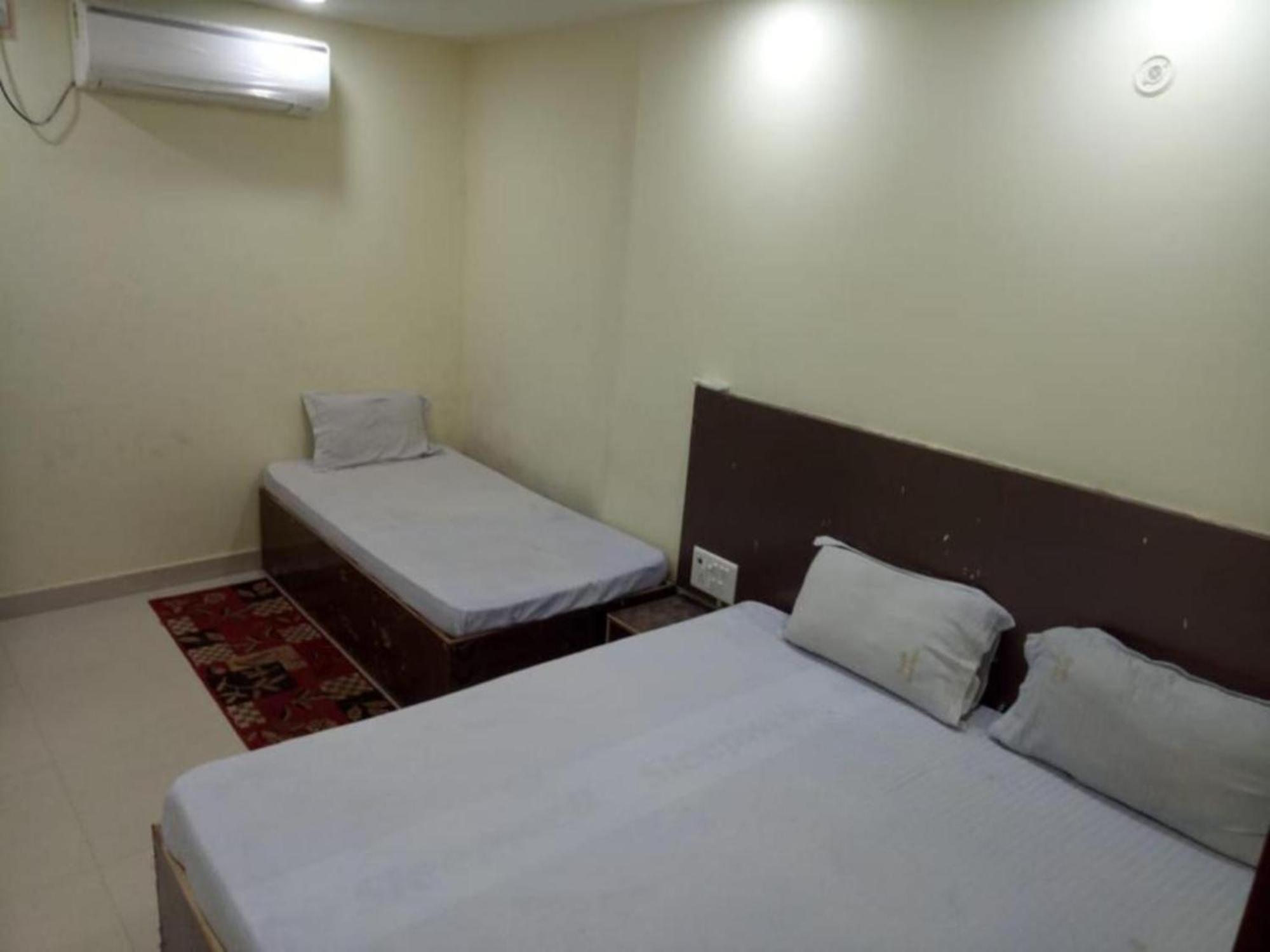 Hotel Swastik Guest House Varanasi - Perfect Location And Comfortable Room Екстериор снимка