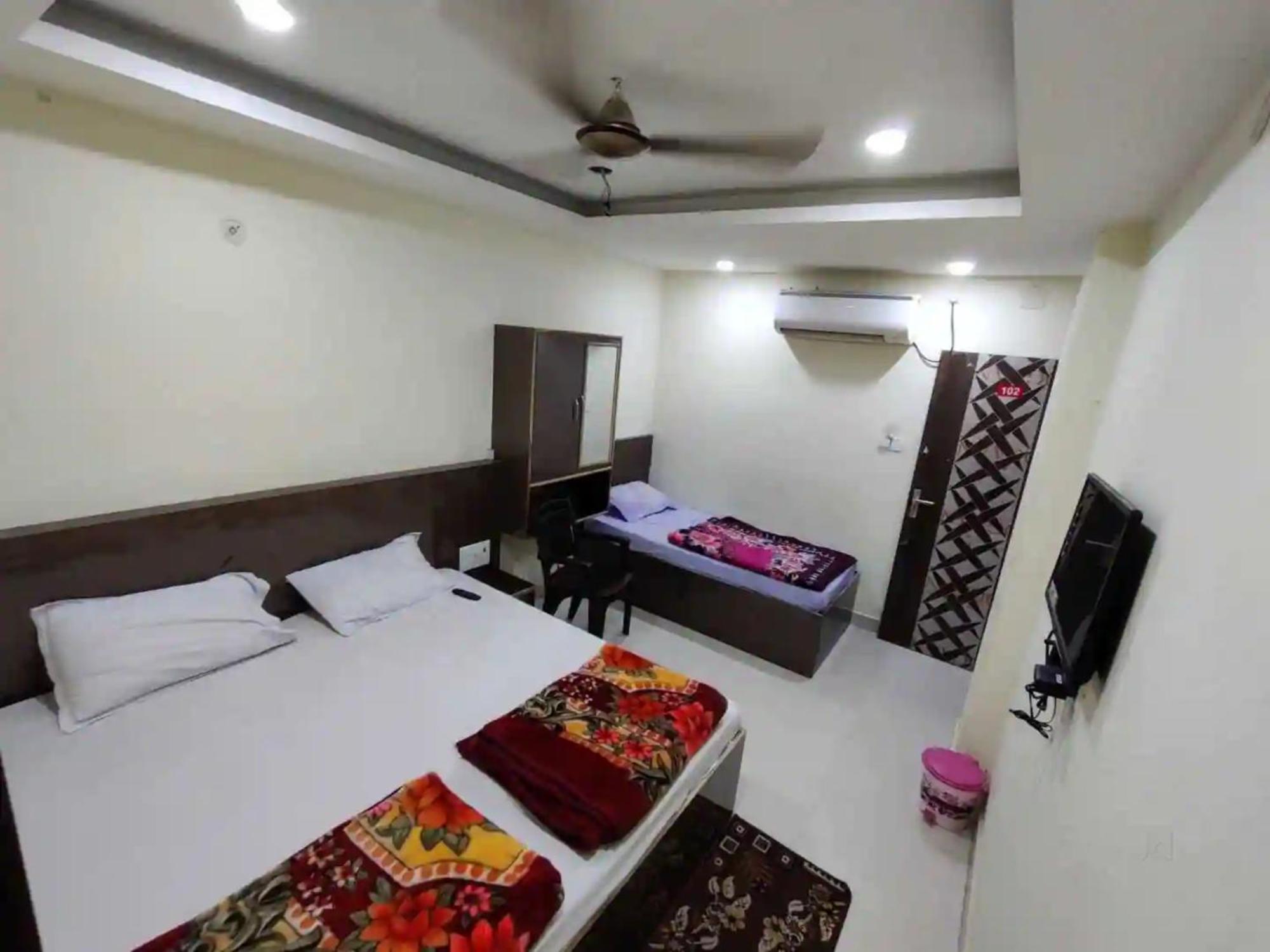 Hotel Swastik Guest House Varanasi - Perfect Location And Comfortable Room Екстериор снимка