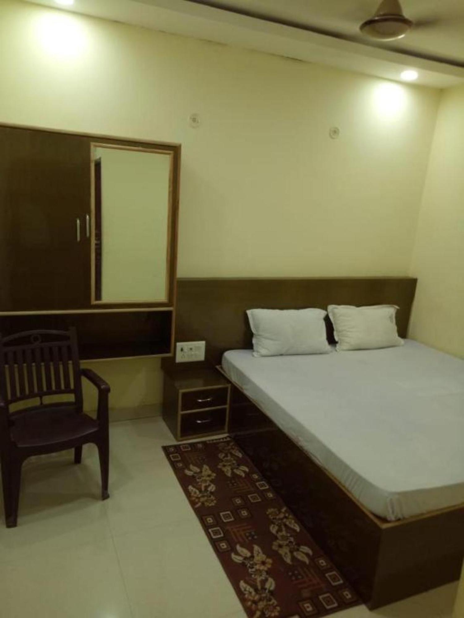 Hotel Swastik Guest House Varanasi - Perfect Location And Comfortable Room Екстериор снимка