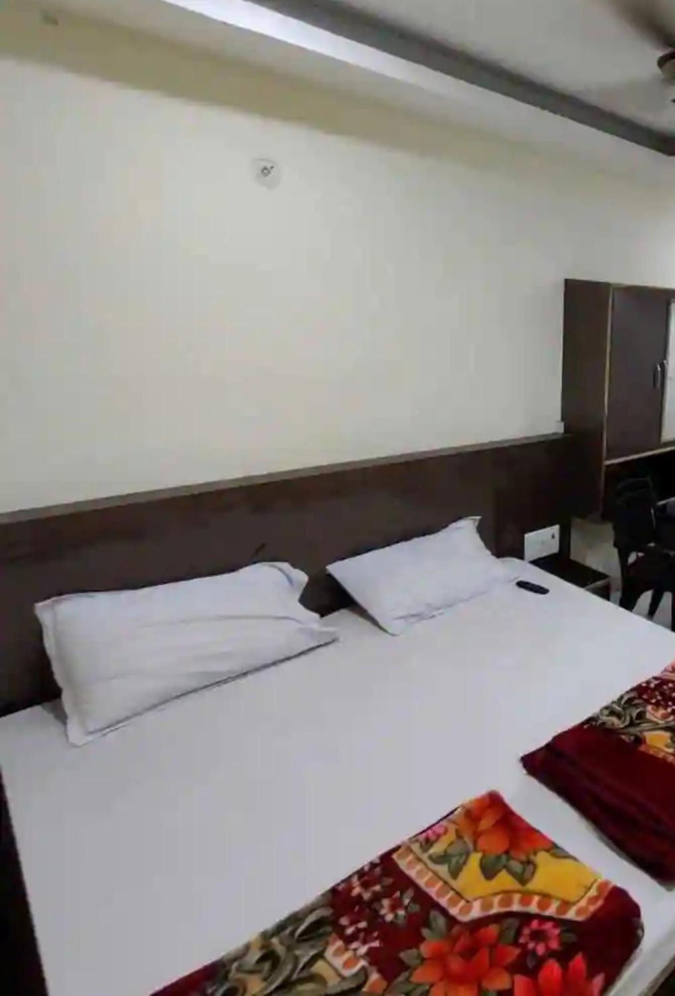 Hotel Swastik Guest House Varanasi - Perfect Location And Comfortable Room Екстериор снимка