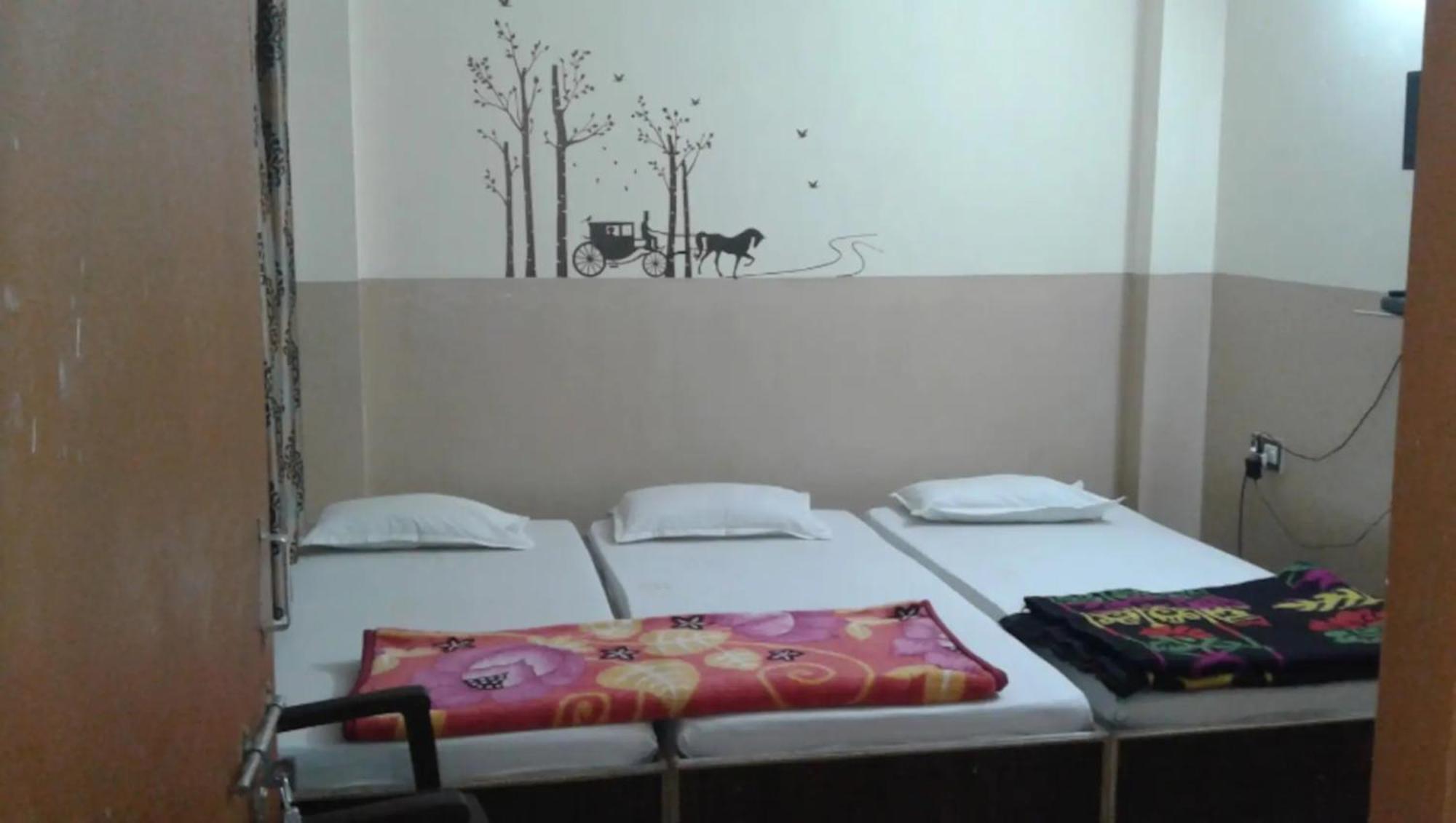 Hotel Swastik Guest House Varanasi - Perfect Location And Comfortable Room Екстериор снимка